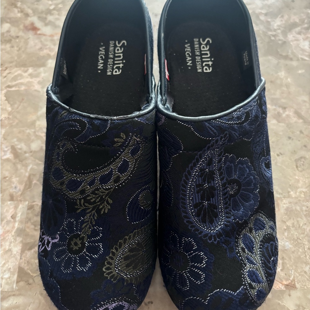 Sanita Women's Blue and Black Paisley Clogs, Size 38, US 7